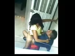 Grandalhão fode uma pornô as brasilerinhas mulher com um beijo, gozando em um loboc