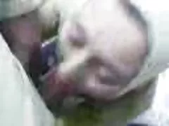 Mulher bêbada assistir filme pornô das brasileirinhas habilmente beijada por um Pua