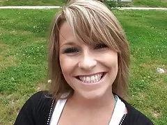 Uma mulher dirigindo um vídeo de sexo pornô brasileirinha táxi e fazendo amor nele.