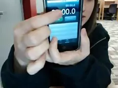 Loira nua em seus sapatos brasilerinhas red tube entra na cozinha e lhe mostra uma gatinha.