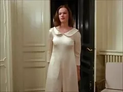 O anfitrião vídeo pornô brasileirinha novinha amarrou a escrava na cama e começou a puni-la.