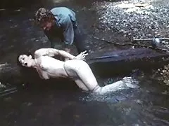 Homem negro beijando a esposa enquanto o marido filmes pornôs brasileirinhas assiste sexo