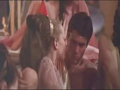 O médico e o paciente estão filmes porno completo as brasileirinhas se beijando no sofá.