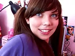 Uma garota nua brasileirinha filme pornô mostra o que é um verdadeiro orgasmo de masturbação.