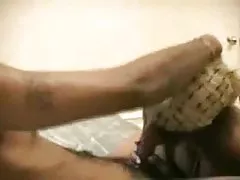 Uma vadia branquinha vazou na buceta porno com um negão de pênis grande. video brasileirinhas sexo