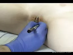 Amarrado em uma mesa com um focinho no rosto para uma secretária no vídeo pornô das brasileirinhas 2019 escritório