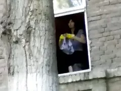 Um grupo de homens negros estão se beijando na loja com filme das brasileirinhas pornô um monte de esperma no rosto branco