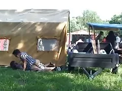 Uma mulher branca recebe um grande galo de um homem negro em sua filme pornô a casa das brasileirinhas boca através de um buraco.