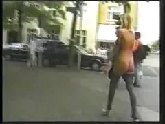 Katja sambuca em um casa das brasileirinhas pornohub maiô dançando no palco durante um concerto