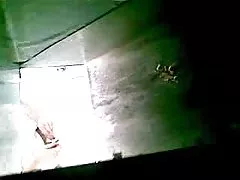 Kitana em uma cadeira no pátio pula o filme pornô das brasileirinhas ânus em um cara de Pau grande