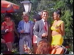 Mulher vídeo pornô grátis as brasileirinhas Madura pelada na natureza dedilhando a buceta na margem do rio