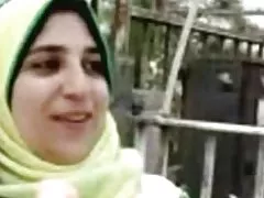 Uma filmes pornô brasilerinhas garota entrou em um clube, onde um homem e uma mulher a beijaram.